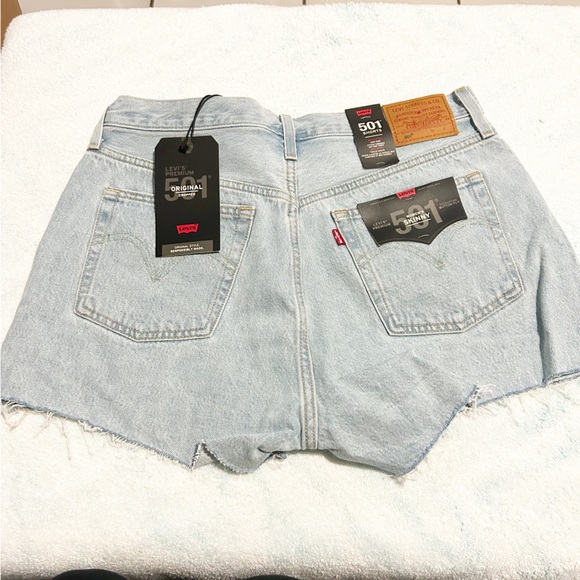 NEW Levi's 501 High Rise Denim Shorts Light Wash Size 31 - Picture 4 of 6
